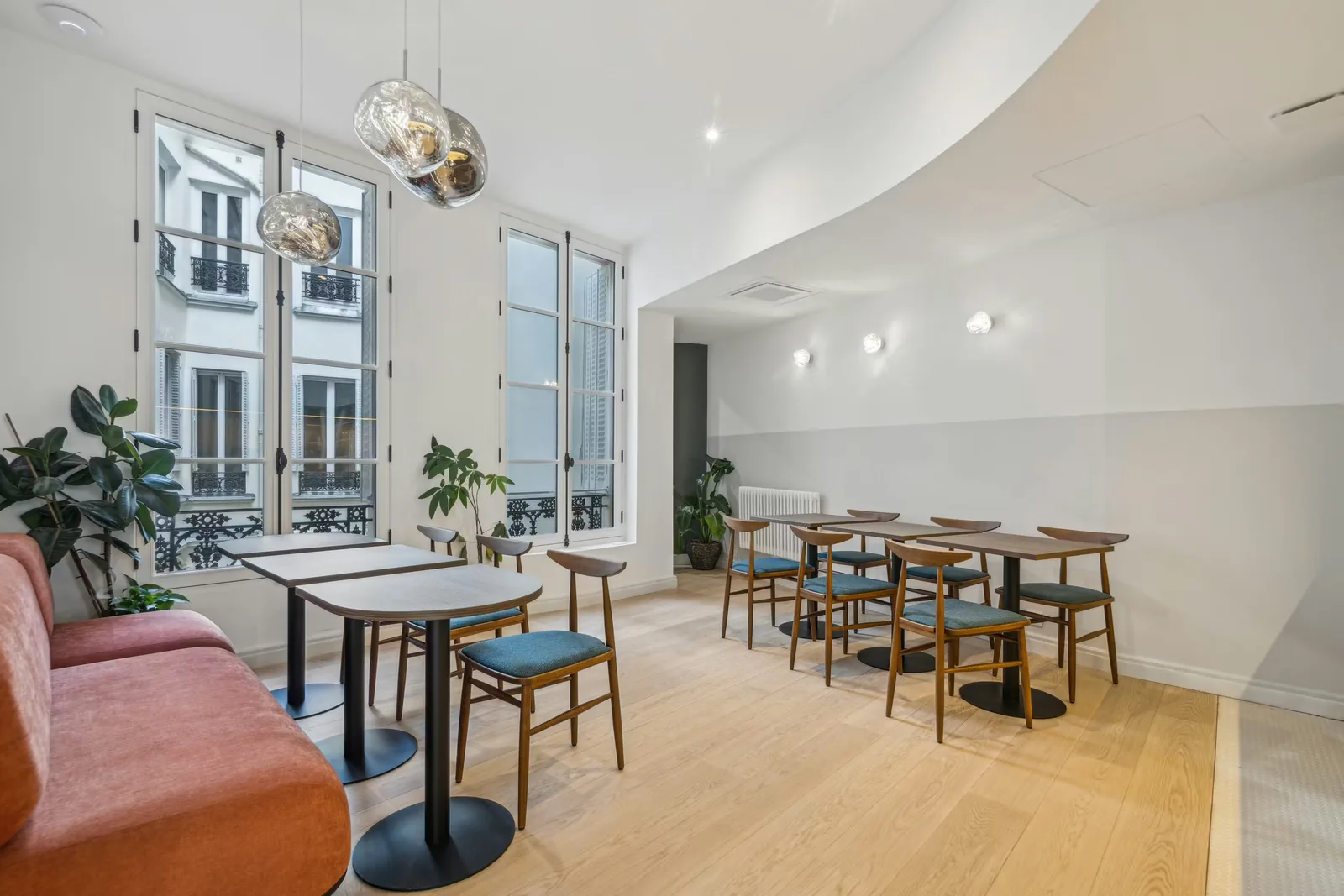 Sala ristorante d’hotel con tavoli, sedie e divano a noleggio