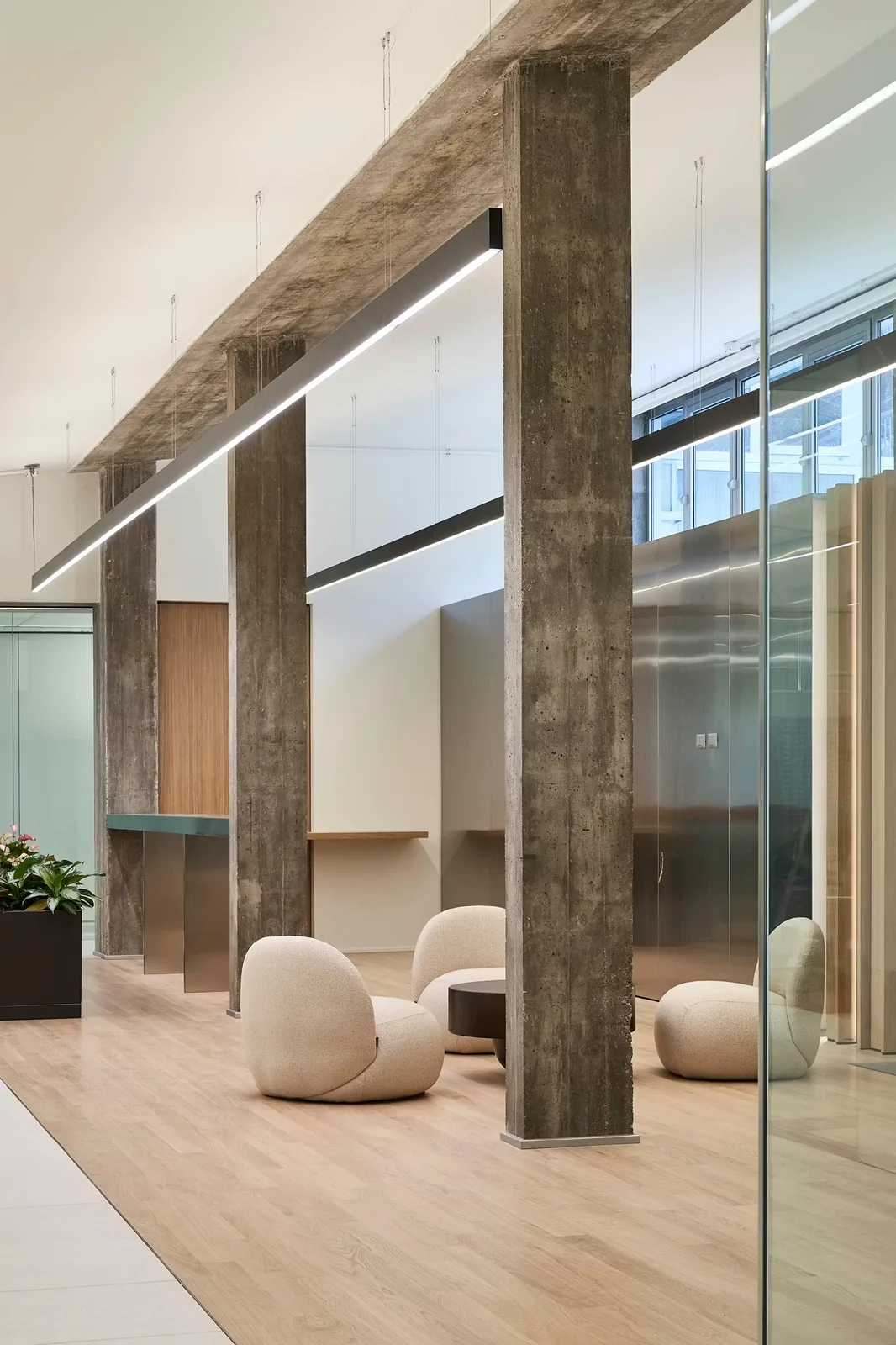Lobby d’hotel con pouf e poltrone a noleggio